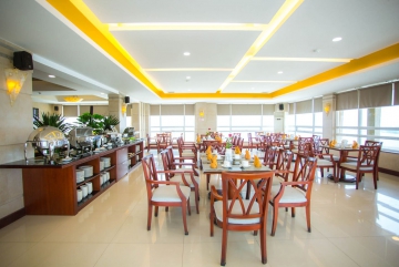Khu vực bàn ăn trong nhà hàng